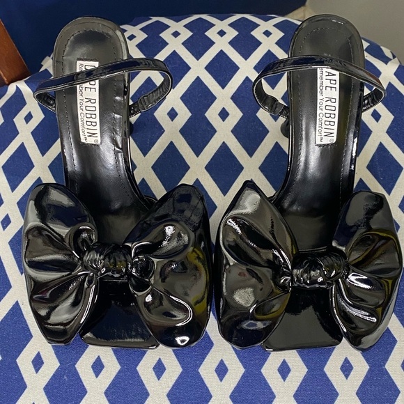 Black shiny big bow sling backs Cape Robbin - Picture 6 of 7
